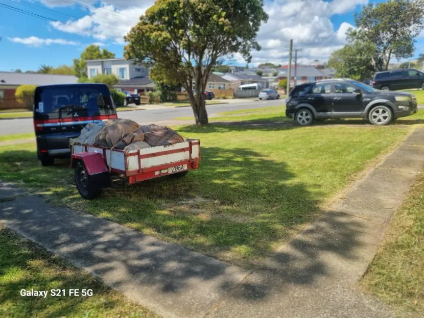 Trailer loaded with green waste on a Wellington street
